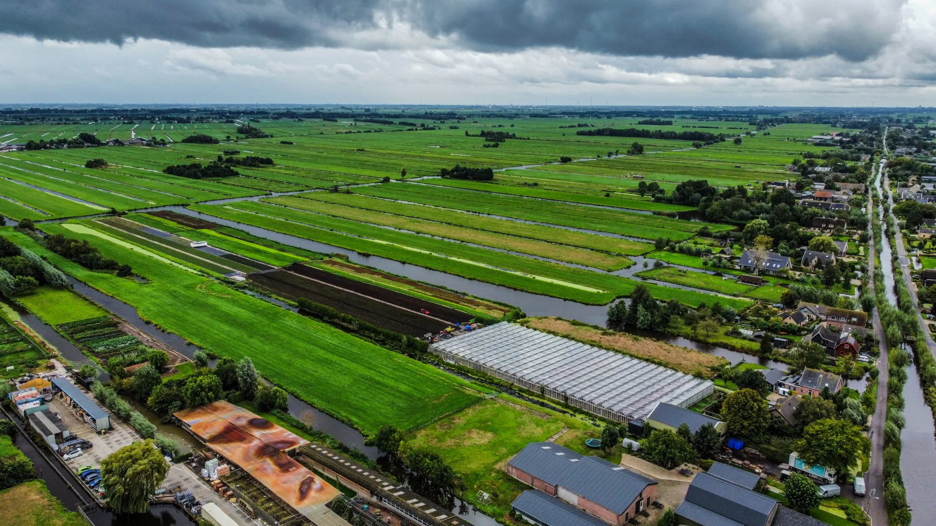 Luchtfoto van de kwekerij van Gebr. de Gier in de polder bij Stolwijk