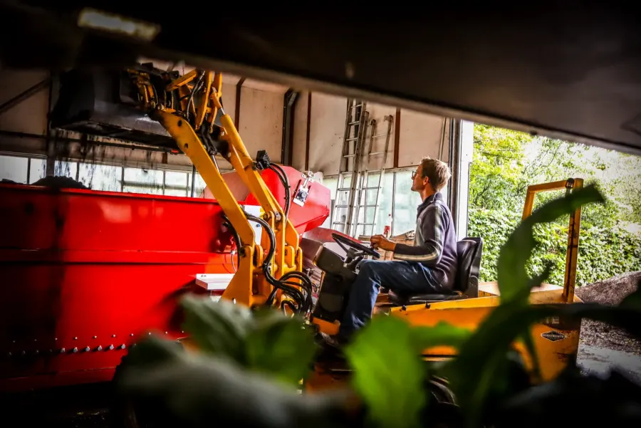 Aan het werk met de machine op de kwekerij