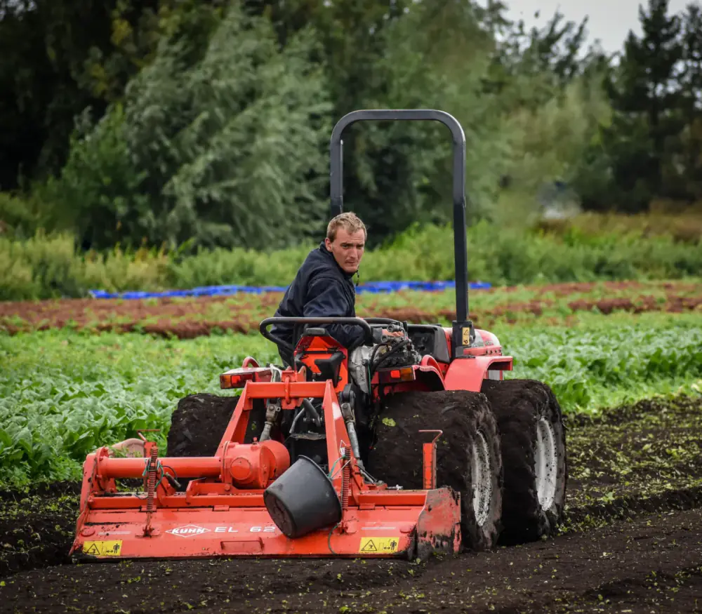 Grond bewerken met de trekker op een van onze teeltlocaties in Stolwijk