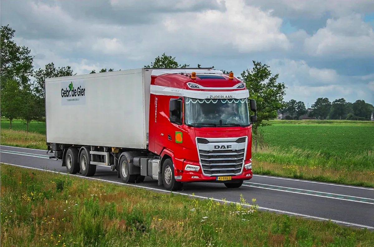 Vrachtwagen van Gebr. de Gier onderweg