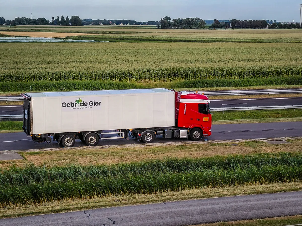 Vrachtwagen van Gebr. de Gier op de dijk