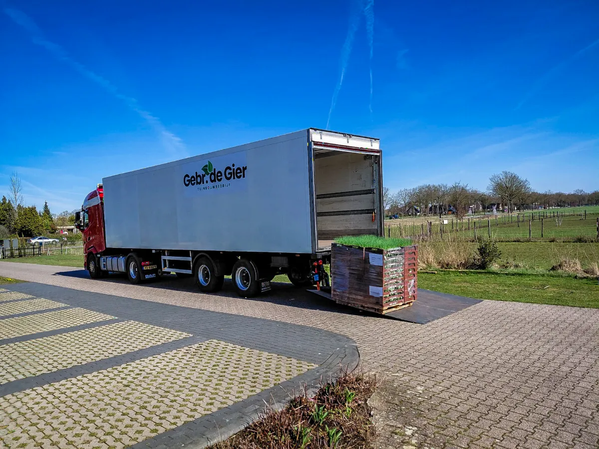 Vrachtwagen van Gebr. de Gier wordt geladen